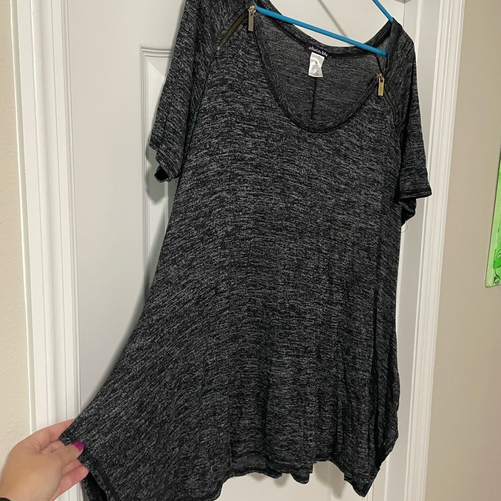 3x knit top. Soft and stretchy in a black/grey heathering